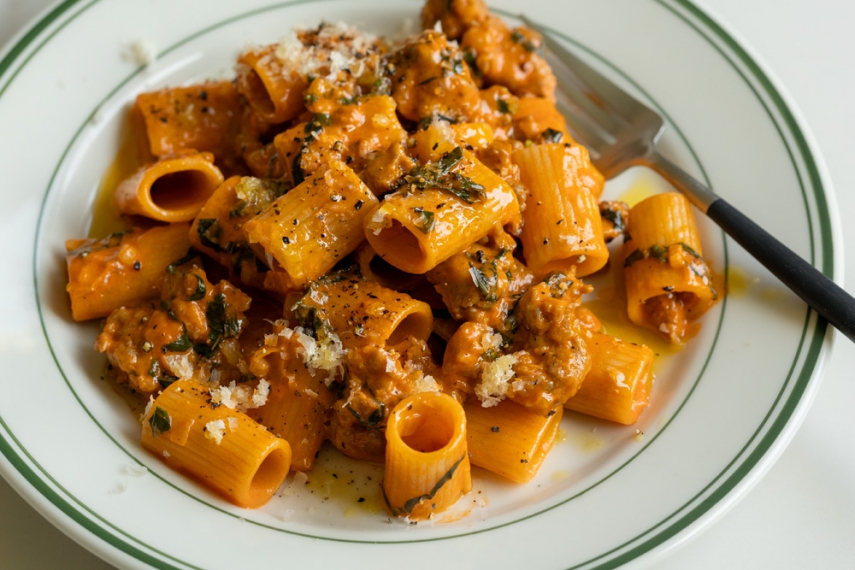 Creamy+Tomato%2C+Sausage+%26+Fennel+Mezze+Maniche+%7C+Gather+%26+Feast