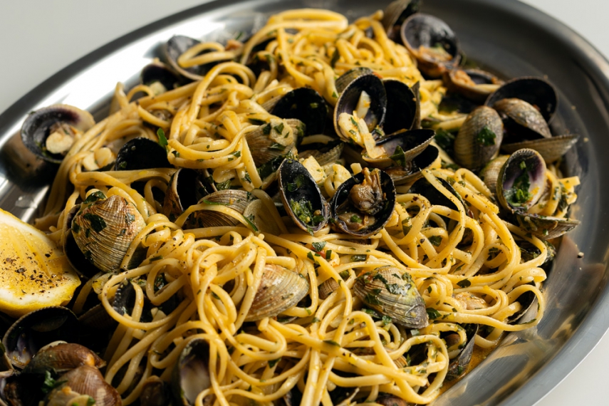 Linguine+Alle+Vongole+Con+Burro+%28Linguine+with+Clams+%26+Butter%29+%7C+Gather+%26+Feast