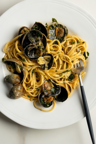 Linguine+Alle+Vongole+Con+Burro+%28Linguine+with+Clams+%26+Butter%29+%7C+Gather+%26+Feast