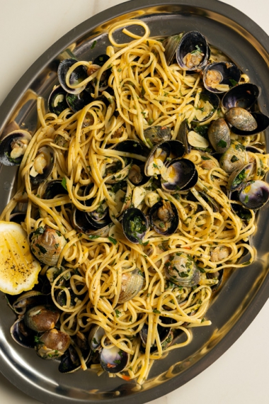 Linguine+Alle+Vongole+Con+Burro+%28Linguine+with+Clams+%26+Butter%29+%7C+Gather+%26+Feast