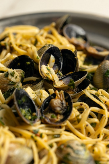 Linguine+Alle+Vongole+Con+Burro+%28Linguine+with+Clams+%26+Butter%29+%7C+Gather+%26+Feast