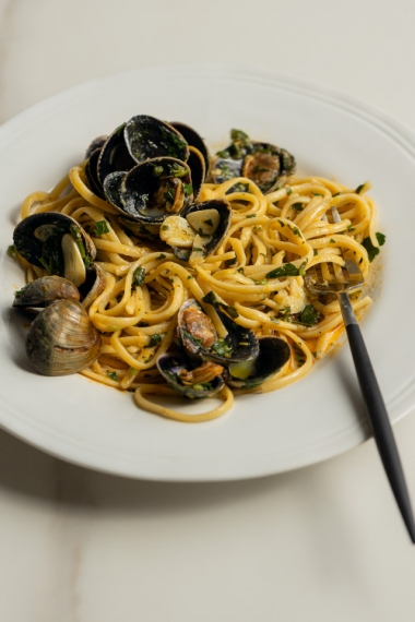 Linguine+Alle+Vongole+Con+Burro+%28Linguine+with+Clams+%26+Butter%29+%7C+Gather+%26+Feast